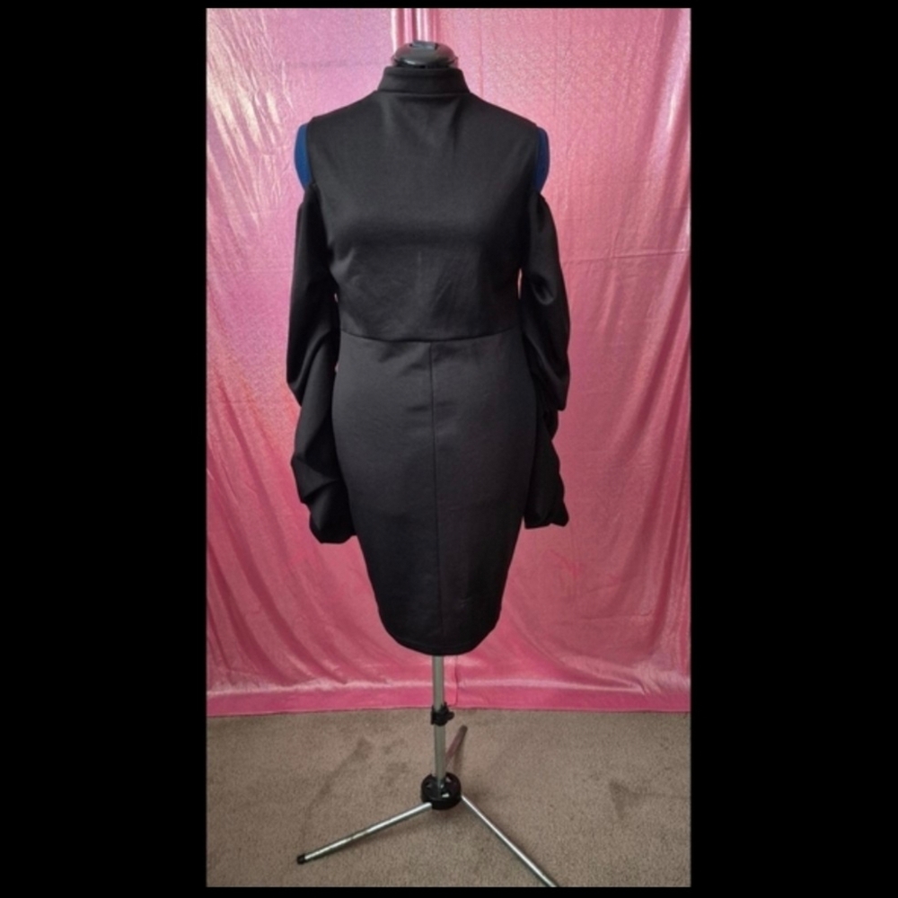 🆕️ LISTING!! COLD SHOULDER DRAPED SLEEVES MINI DRESS - Picture 3 of 10